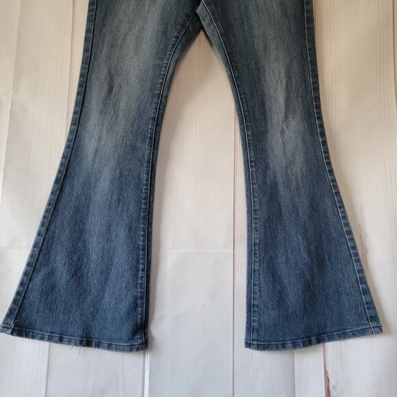 Y2K Hybrid & Company Cotton Denim Flare Jeans, Women’s Sz 11, Button Detail EUC - Picture 2 of 12